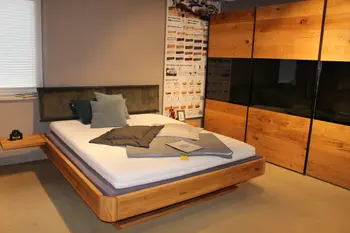 Schlafzimmermöbel in Massivholz